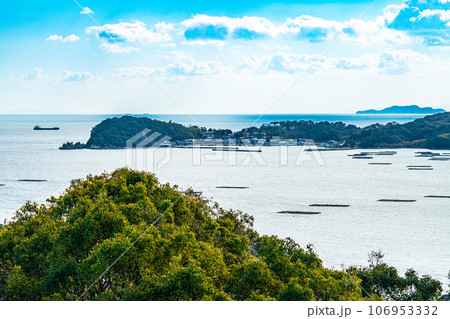 【瀬戸内海国立公園】冬晴れの頭島たぬき山展望台から見た大多府島の集落　岡山県備前市 106953332