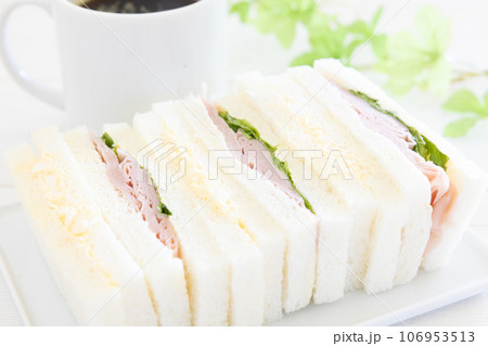 美味しいハムサンドと玉子サンドウィッチとコーヒー 106953513