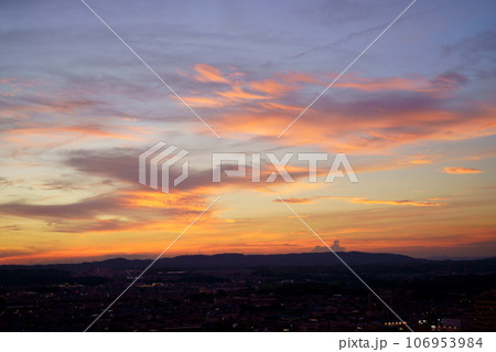 秋の夕焼け・木津川市から大阪方面 秋の夕焼け・木津川市から大阪方面 106953984