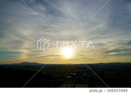 太陽が左右に見える幻日・秋の夕暮れ 太陽が左右に見える幻日・秋の夕暮れ 106953988