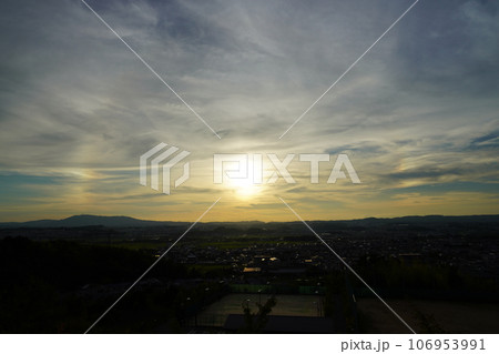 太陽が左右に見える幻日・秋の夕暮れ 太陽が左右に見える幻日・秋の夕暮れ 106953991
