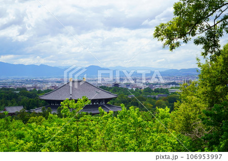 古都奈良・和風の風景・東大寺と興福寺五重塔 106953997