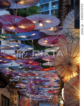夏の小樽 和傘のアンブレラスカイ 106954050