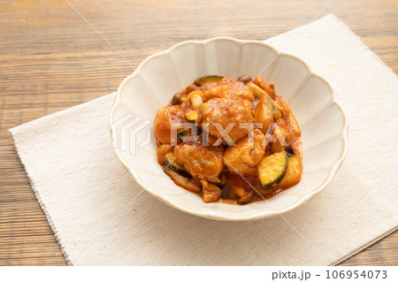 トマトとズッキーニのトマト煮込み 106954073