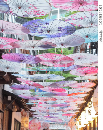 夏の小樽 和傘のアンブレラスカイ 106954105