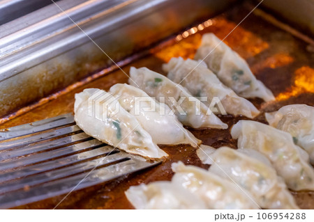 業務用餃子焼き機で餃子を焼くの写真素材 [106954288] - PIXTA