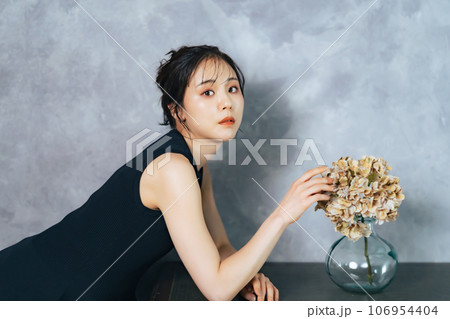 女性のファッションポートレート 106954404