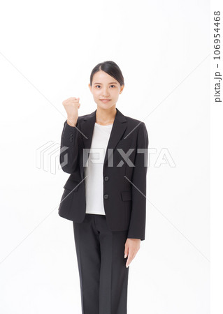 ガッツポーズをする笑顔のビジネスウーマン 106954468