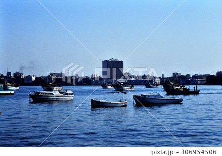 アレキサンドリア(エジプト)の澄み切った海岸 106954506