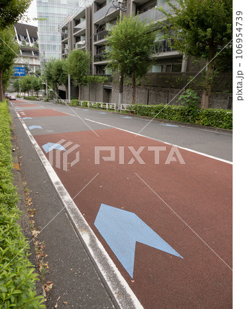 車道の左端に設置された自転車ナビマーク（白色）と自転車ナビライン（青色） 106954739