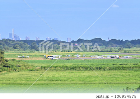 荒川に架かる太郎右衛門橋からの風景　ホンダエアポートや大宮駅、さいたま新都心方面の眺望　走行中撮影 106954878