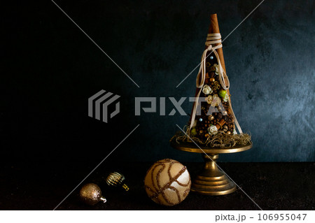 アンティークな金の置物のクリスマス アンティークな金の置物のクリスマス 106955047