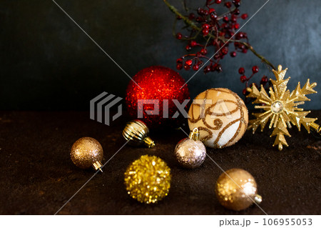 クリスマスツリーと赤いリボンのオーナメント クリスマスツリーと赤いリボンのオーナメント 106955053