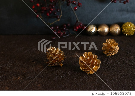 クリスマスの飾りと赤い実 クリスマスの飾りと赤い実 106955072