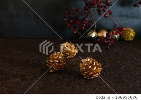 クリスマスの金色の飾りと木の実 クリスマスの金色の飾りと木の実 106955076