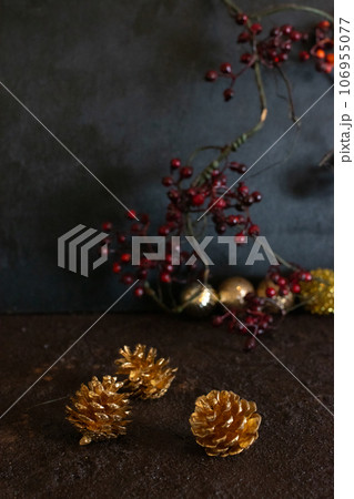 赤い実とゴールドの松ぼっくり 106955077
