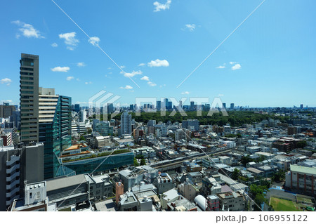 快晴の南新宿の風景 106955122