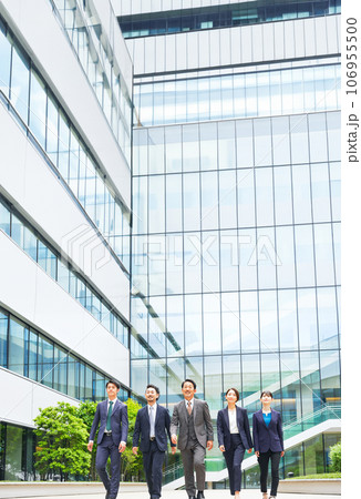 街を並んで歩くエグゼクティブビジネスパーソンのグループ 街を並んで歩くエグゼクティブビジネスパーソンのグループ 106955500