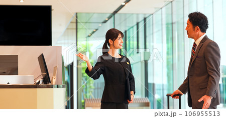 フロントで旅行客を接客する案内係の女性 106955513