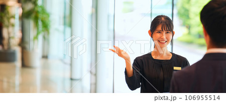 男性を案内する女性案内員 106955514
