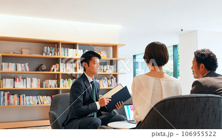 ロビーで会話するミドルカップルと相談員 106955522