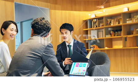 ロビーで会話するミドルカップルと相談員 106955523