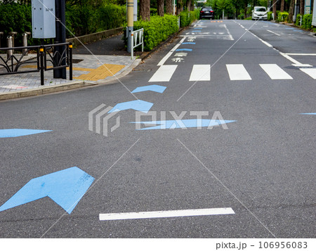 交差点内に設置された自転車ナビライン(青色) 交差点内に設置された自転車ナビライン(青色) 106956083