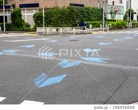 交差点内に設置された自転車ナビライン(青色) 交差点内に設置された自転車ナビライン(青色) 106956089