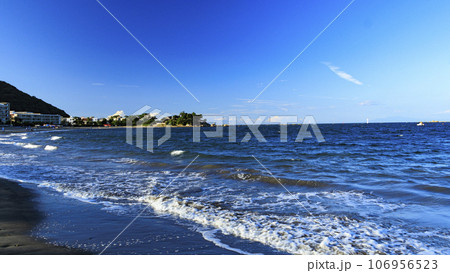 湘南の海と大空（神奈川県、葉山町、秋）　 106956523