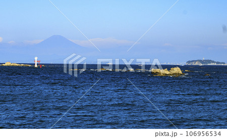 湘南の海と大空（神奈川県、葉山町、秋）　 106956534