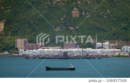 the oil tank of. China Petroleum and Chemical Corporation or Sinopec.  is a Chinese oil and gas enterprise  106957306