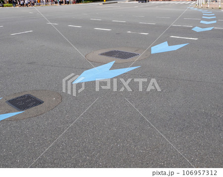 交差点内に設置された自転車ナビライン(青色) 交差点内に設置された自転車ナビライン(青色) 106957312