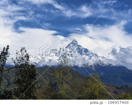 ネパール・アンナプルナ山系マチャプチャレ / Mt. Machhapuchhare, Nepal 106957400