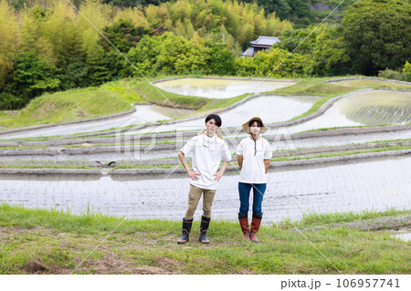 田んぼと若い夫婦 田んぼと若い夫婦 106957741