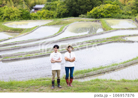 田んぼと若い夫婦 田んぼと若い夫婦 106957876