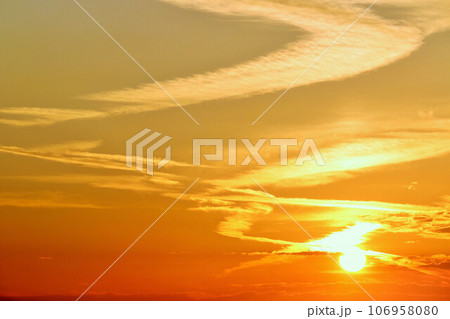 秋の夕方　夕焼け空と太陽 106958080