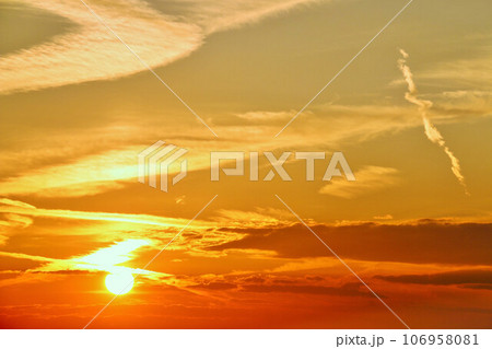 秋の夕方　夕焼け空と太陽 106958081