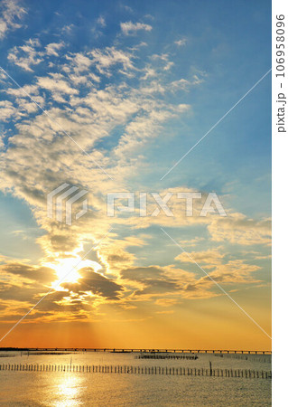 秋の夕暮れと海 106958096