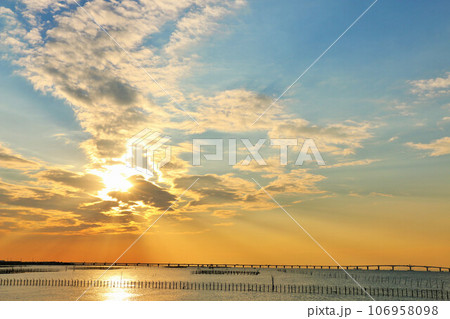 秋の夕暮れと海 106958098