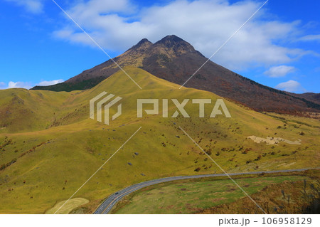 秋の由布岳（大分県湯布院町） 106958129