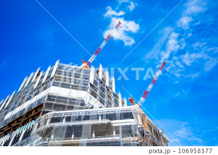 大規模建設現場のクレーンと青空 高輪ゲートウェイ 2023.09　e-2 高彩度コントラスト 106958377