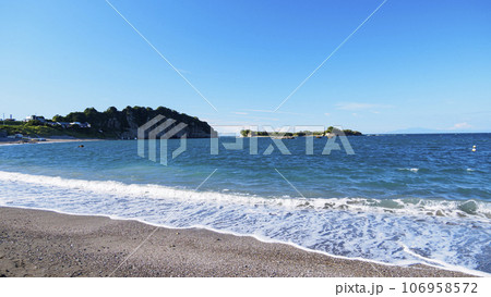 湘南の海と大空（神奈川県、葉山町、秋）　 106958572