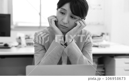 やる気が出ない女性会社員モノクロイメージ やる気が出ない女性会社員モノクロイメージ 106958673