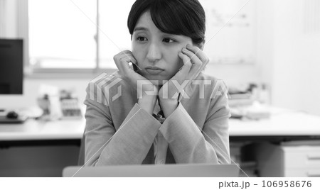 やる気が出ない女性会社員モノクロイメージ やる気が出ない女性会社員モノクロイメージ 106958676