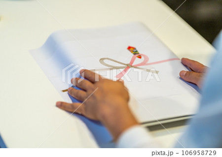 品物にのし紙をつける作業 106958729