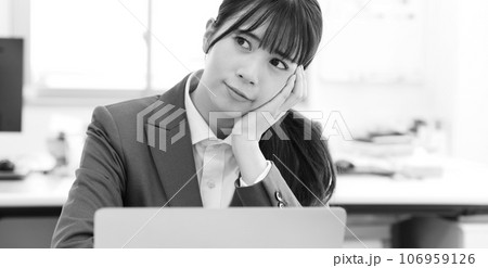 悩む　考える　女性会社員モノクロイメージ 106959126