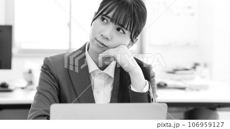 悩む　考える　女性会社員モノクロイメージ 106959127