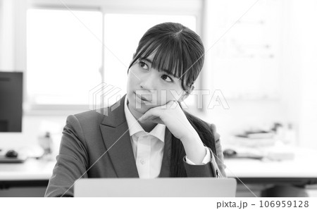 悩む　考える　女性会社員モノクロイメージ 106959128