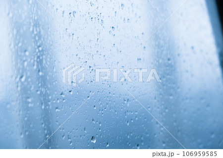 雨の滴がついた窓 106959585