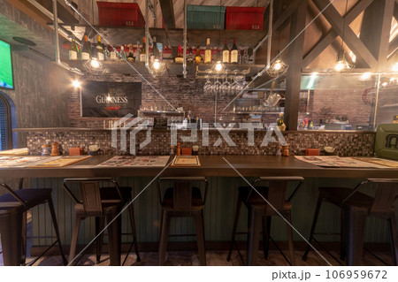 モダンな飲食店の内観 106959672